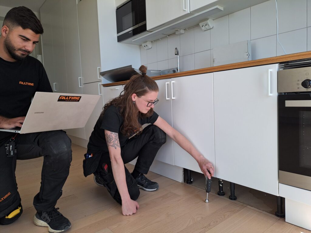 Sofia Holmström under en fuktutredning tillsammans med kollegan Kevin.