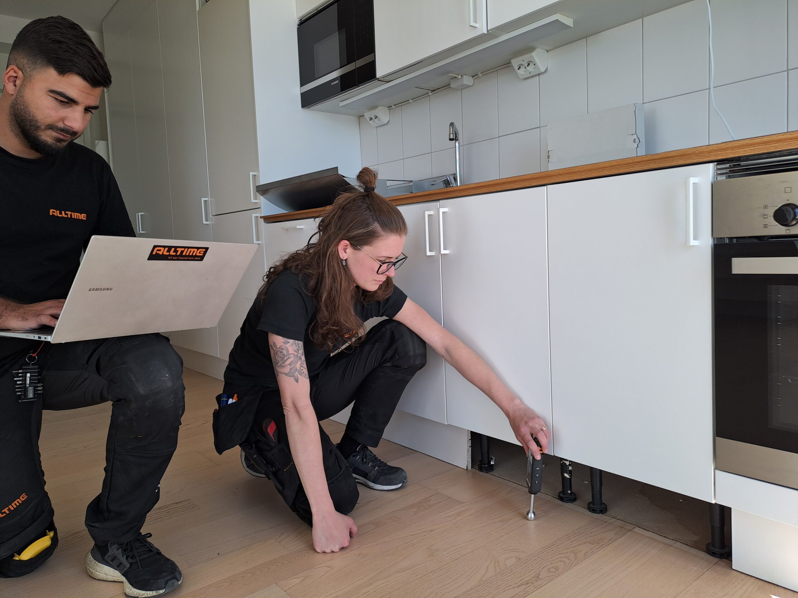 Sofia Holmström under en fuktutredning tillsammans med kollegan Kevin.