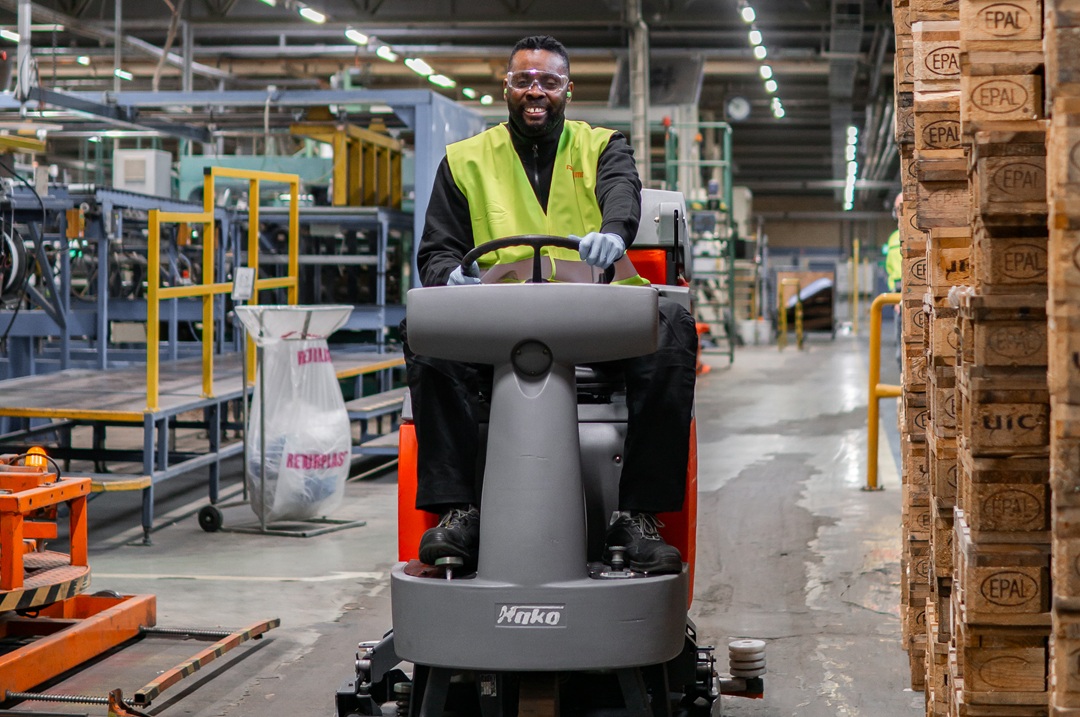 Professionell industristädning i industrilokal