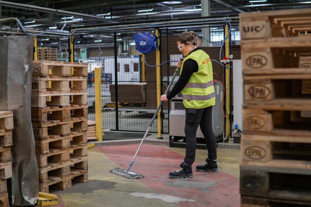 Städare utför industristädning