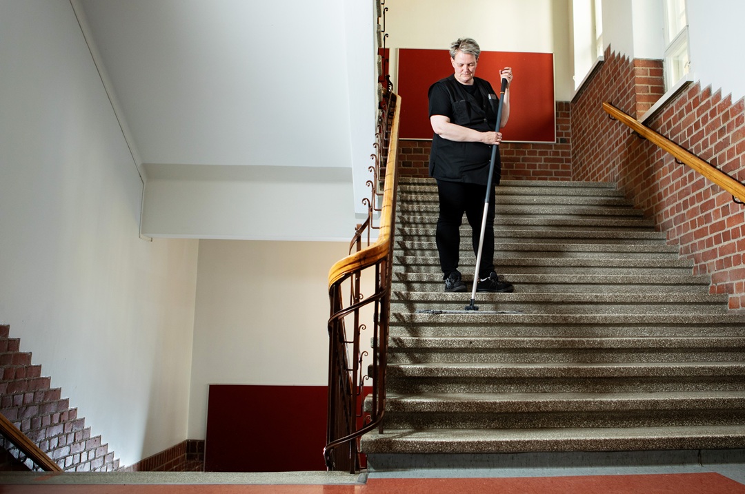 Professionell trappstädning i bostadsfastighet av städfirma
