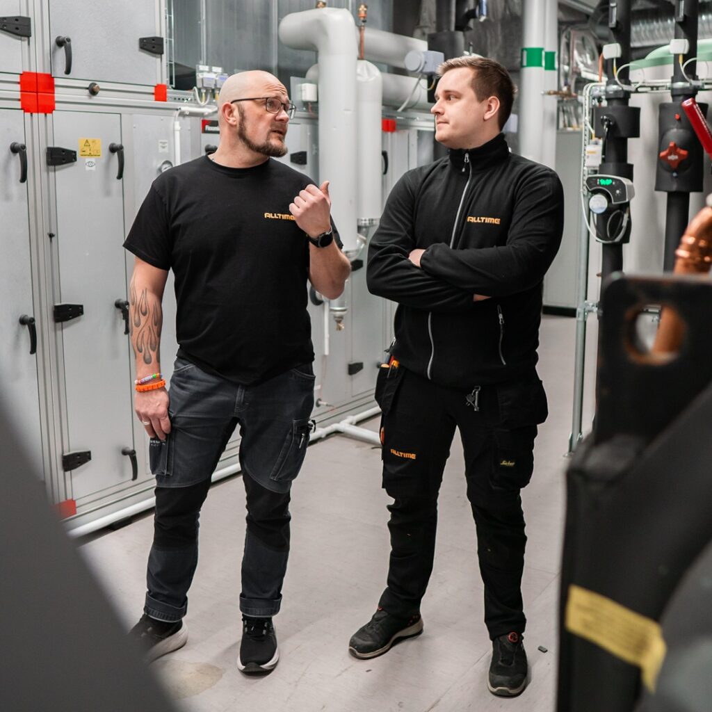 Fastighetstekniker i teknikutrymme som arbetar med fastighetsskötsel